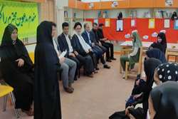 حضور مسئولین ابرکوه در کانون و بازدید از نمایشگاه آثار 